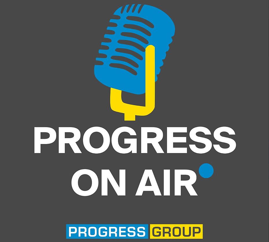 Logo Progress On Air Podcast mit Retro-Mikrofon in Blau und Gelb