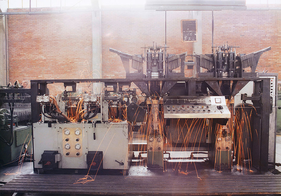 Entwurf der ersten Maschine zur Produktion von Gitterträgern